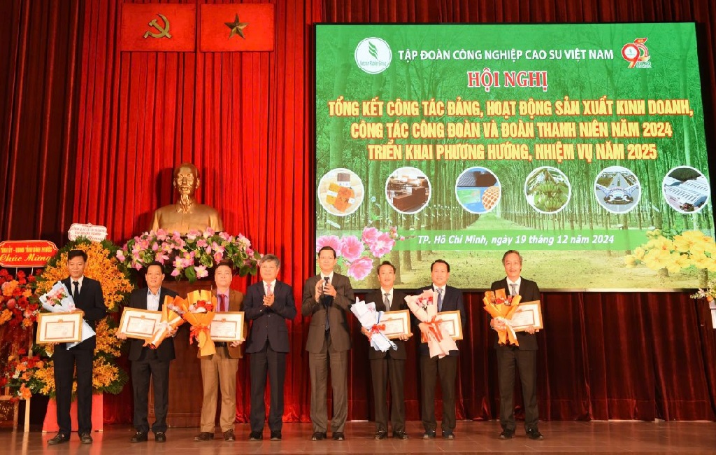 Ông Trần Công Kha – UV BTV Đảng ủy Khối DNTW, Bí thư Đảng ủy, Chủ tịch HĐQT VRG: “Đổi mới, sáng tạo, thực hiện thắng lợi toàn diện nhiệm vụ năm 2025 và xây dựng Đảng bộ Tập đoàn trong sạch vững mạnh”